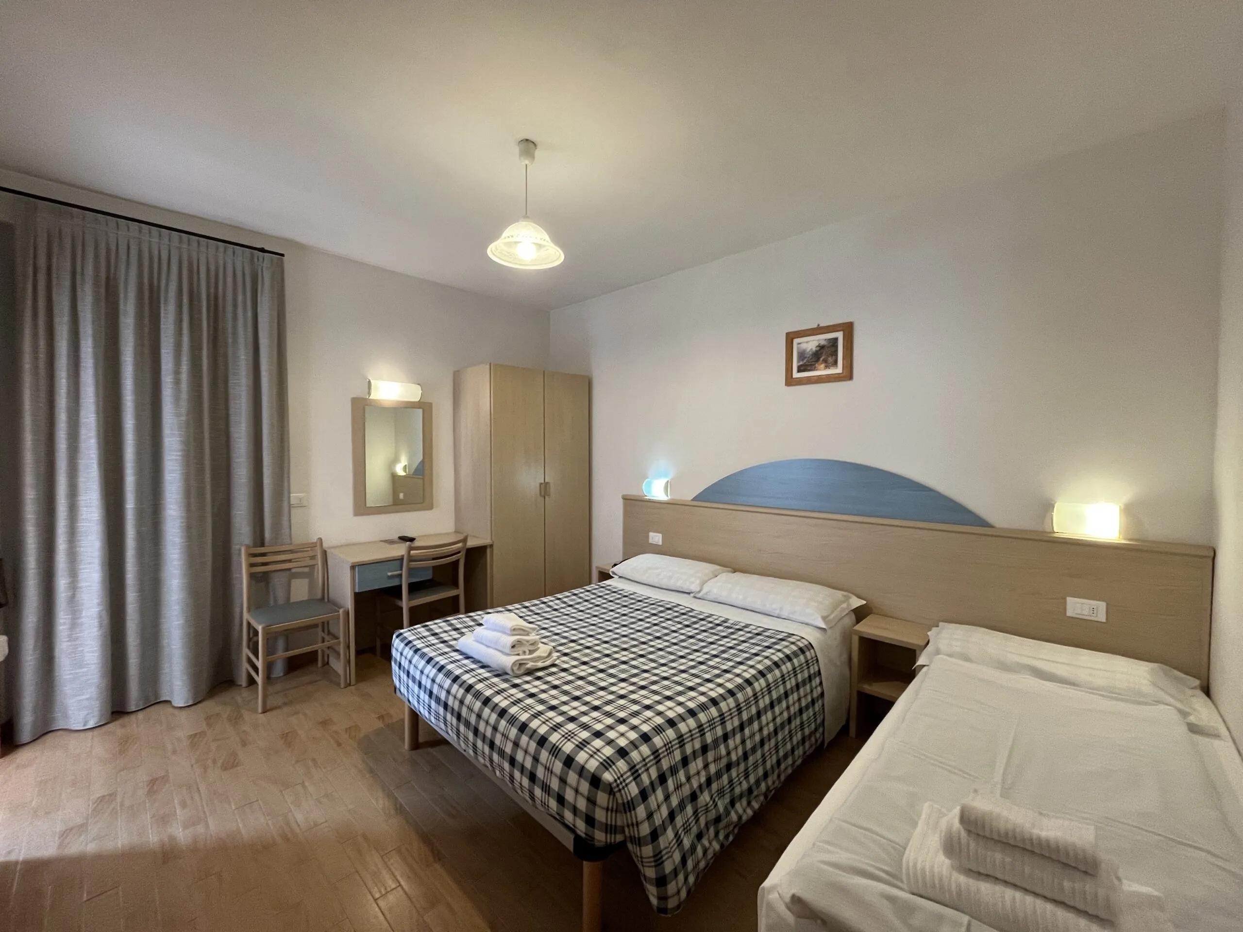 Camera tripla con letto matrimoniale e letto singolo, scrivania e armadio